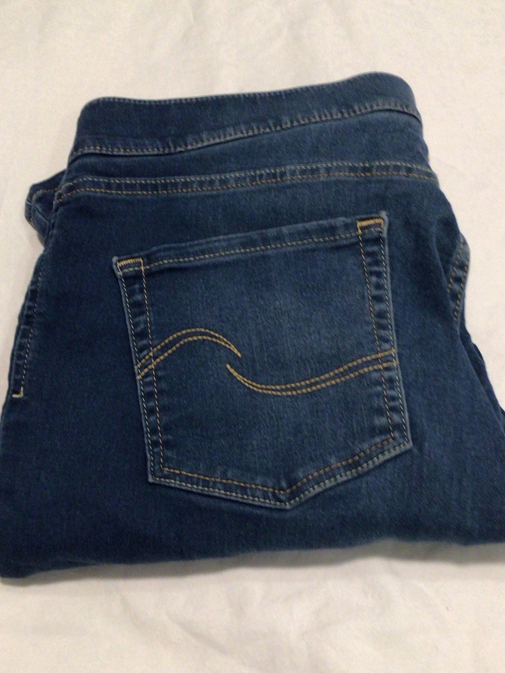 Classic Dark Blue Women’s Jeans with Curved Back Pocket Stitching